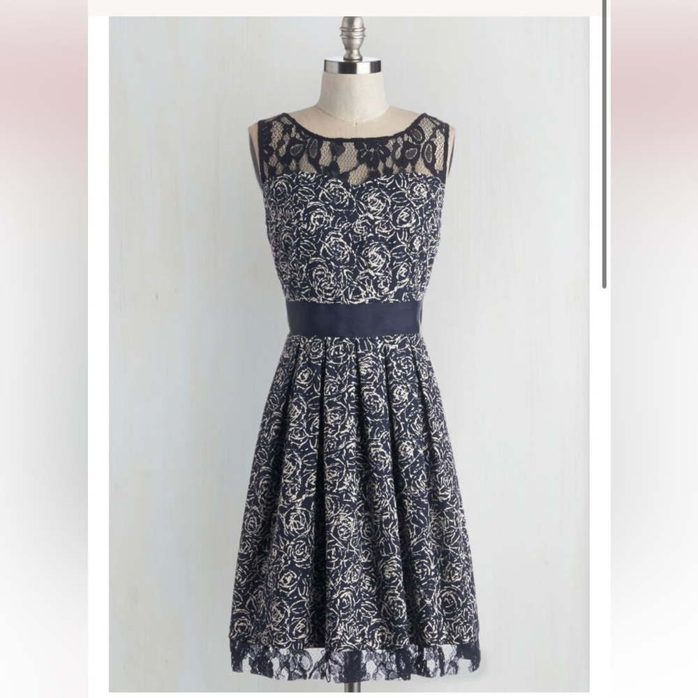 Soiree Stunner Dress in Abstract Garden